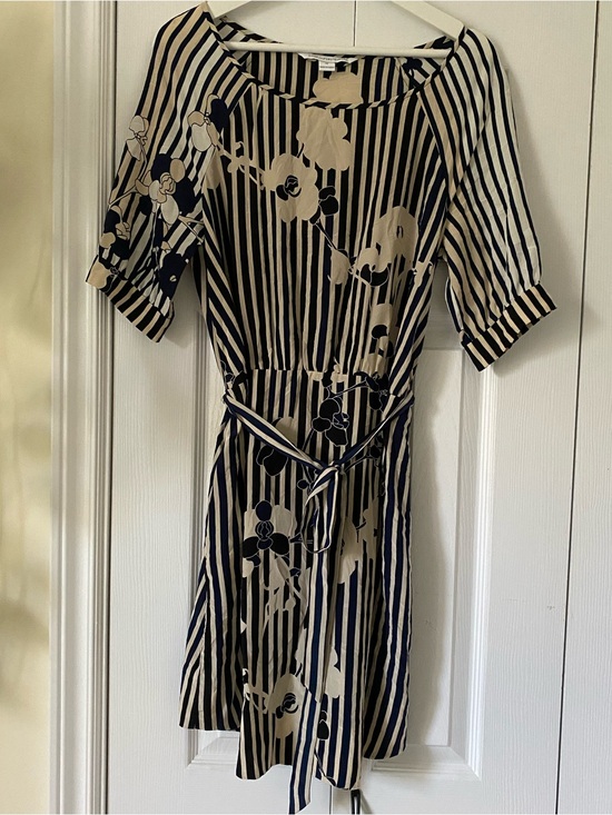 Diane Von Furstenberg Dresses & Skirts - Diane Von Furstenberg elegant 100% silk Florence dress Side Zip Tie Belt Size 10